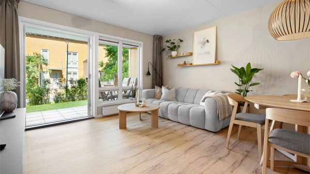 Store vindusflater som i kombinasjon med en gjennomgående planløsning gir et luftig særpreg til leiligheten.