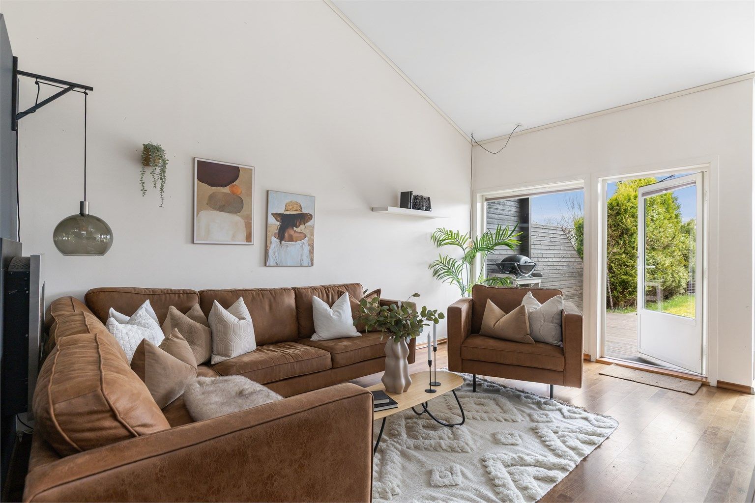 Stue med lyse flater og ekstra god takhøyde. 