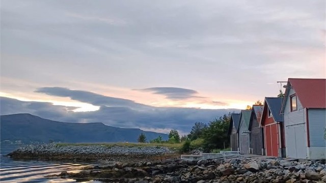 Foto av naustrekken tatt fra øst mot vest
