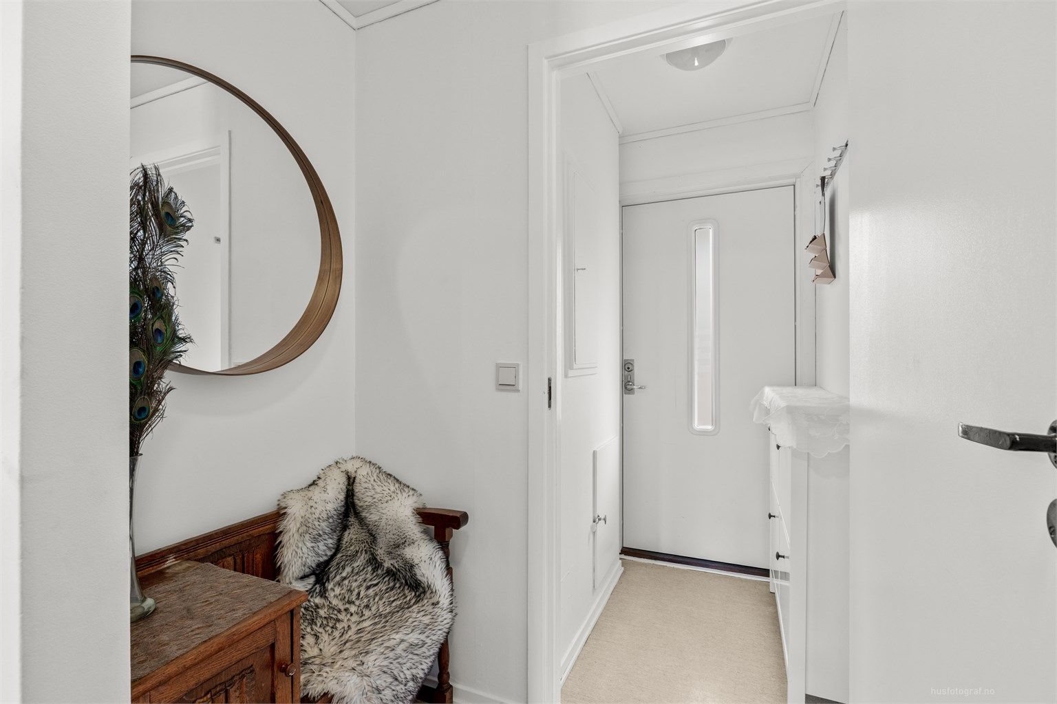 Entré med mulighet for oppbevaring av yttertøy i nisje. Sikringsskap med automatsikringer. 