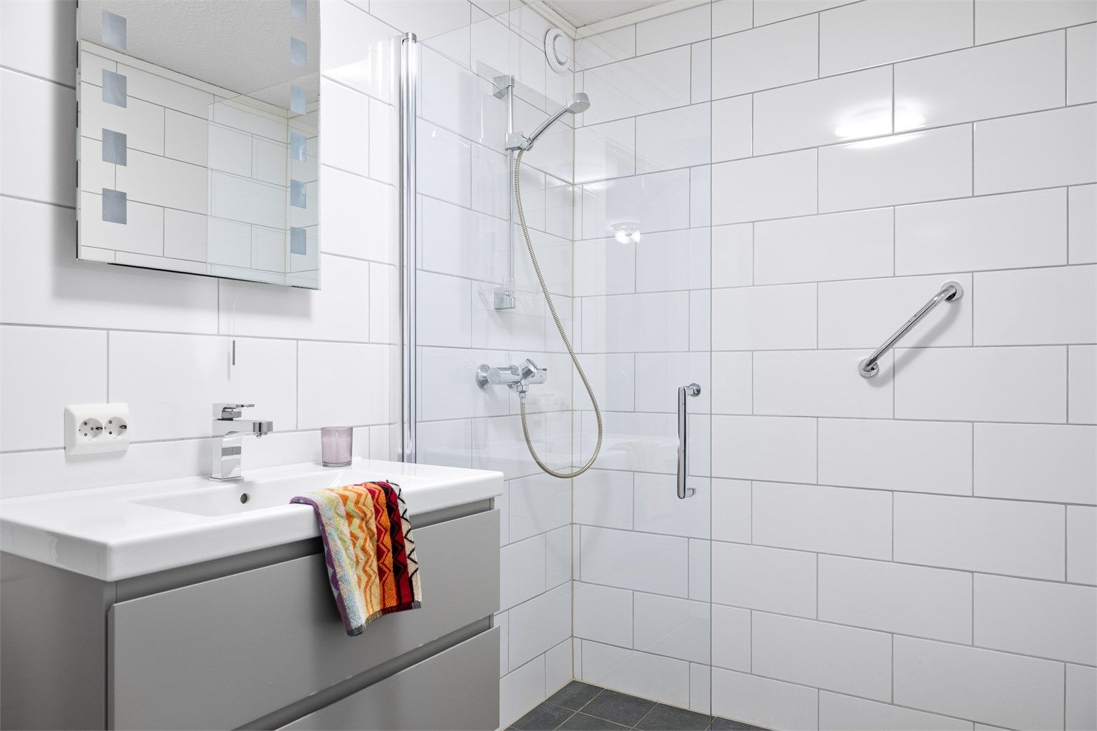 Badet ble renovert i 2018 og har delikate fliser og varmekabler