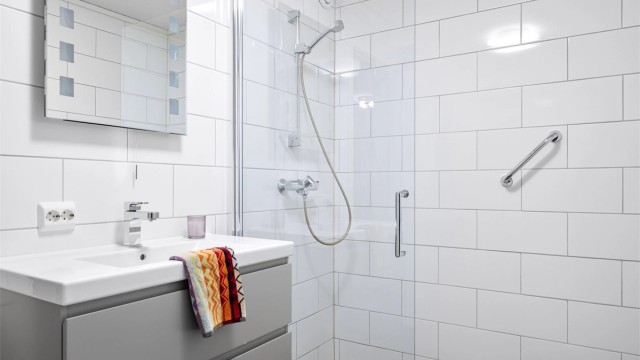 Badet ble renovert i 2018 og har delikate fliser og varmekabler