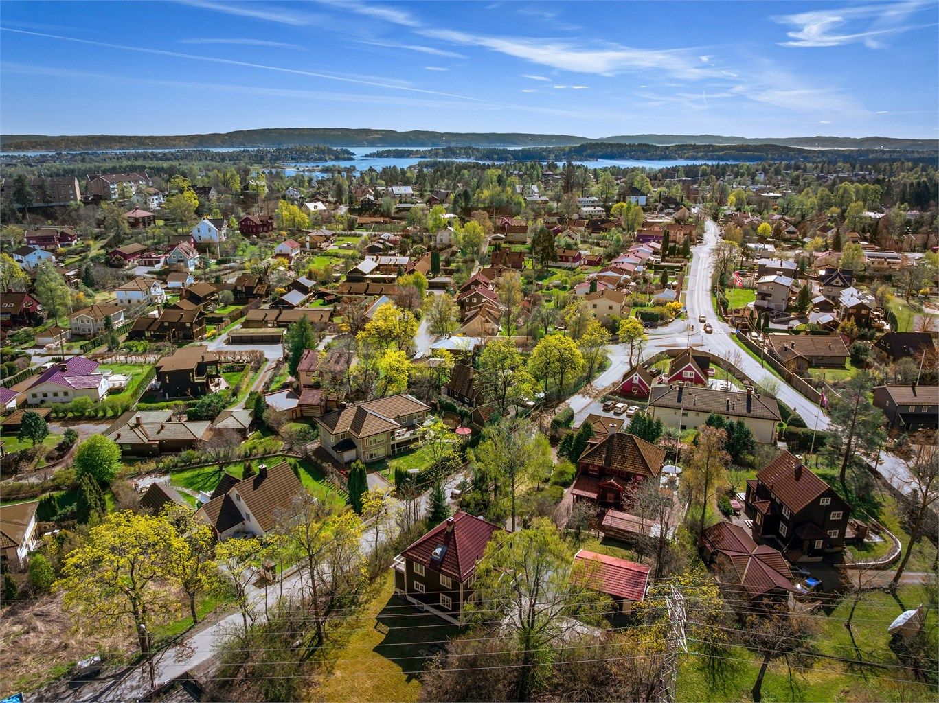 En kort kjøre- eller sykkeltur unna ligger sjøen med strender, turområder og Henie Onstad Kunstsenter.