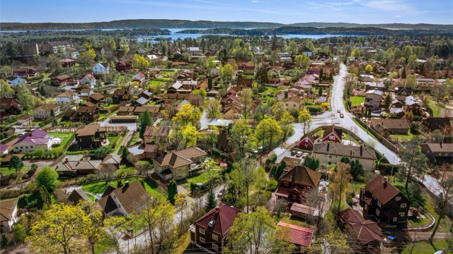 En kort kjøre- eller sykkeltur unna ligger sjøen med strender, turområder og Henie Onstad Kunstsenter.