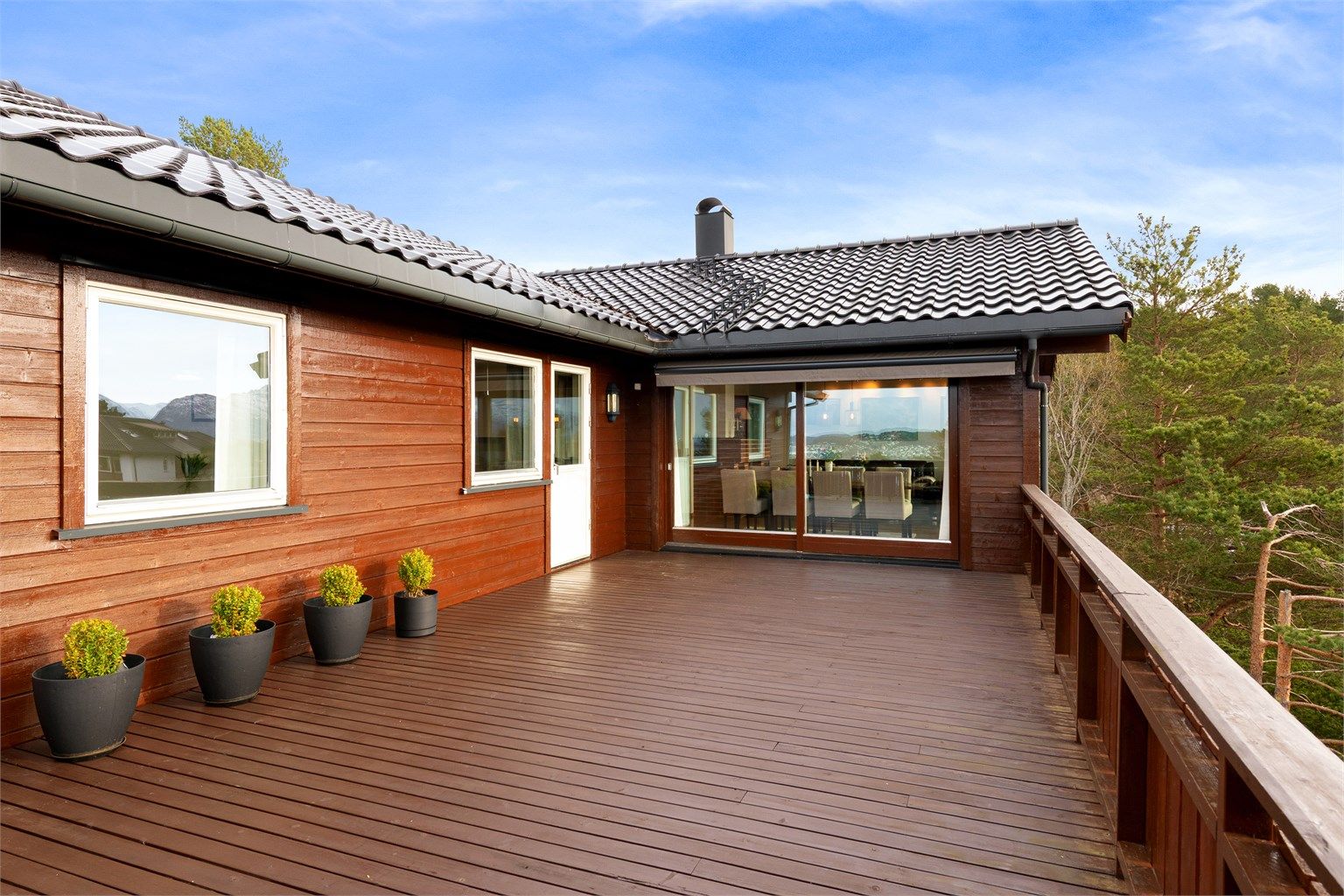Stor og romslig terrasse i 1. etasje på 38 kvm med god plass til flere soner og sitteplasser.