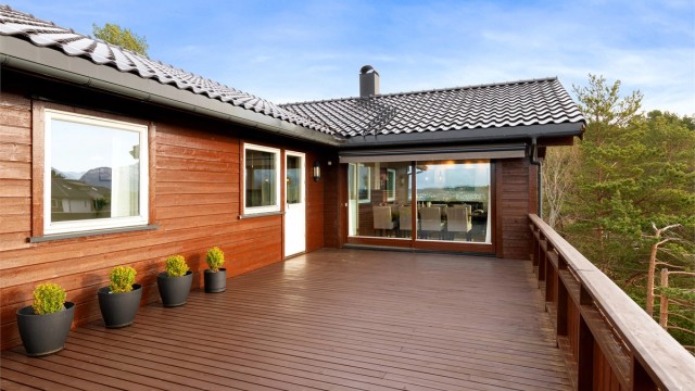 Stor og romslig terrasse i 1. etasje på 38 kvm med god plass til flere soner og sitteplasser.