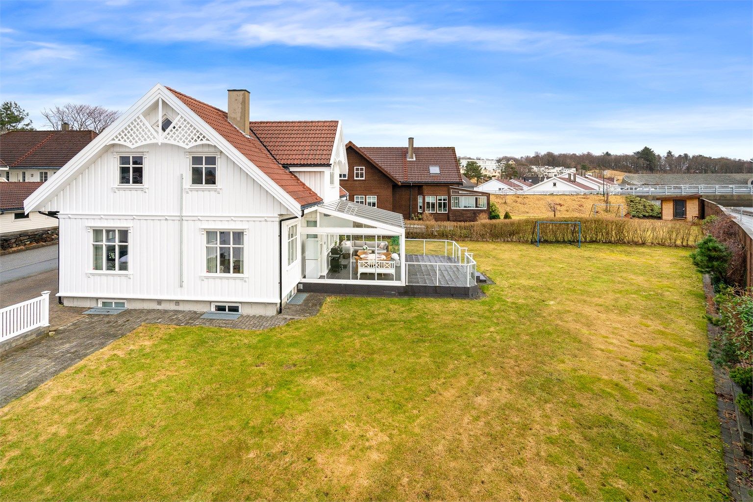 Eiendommen har en stor, opparbeidet hage med rikelig plass for lek og sosiale sammenkomster.