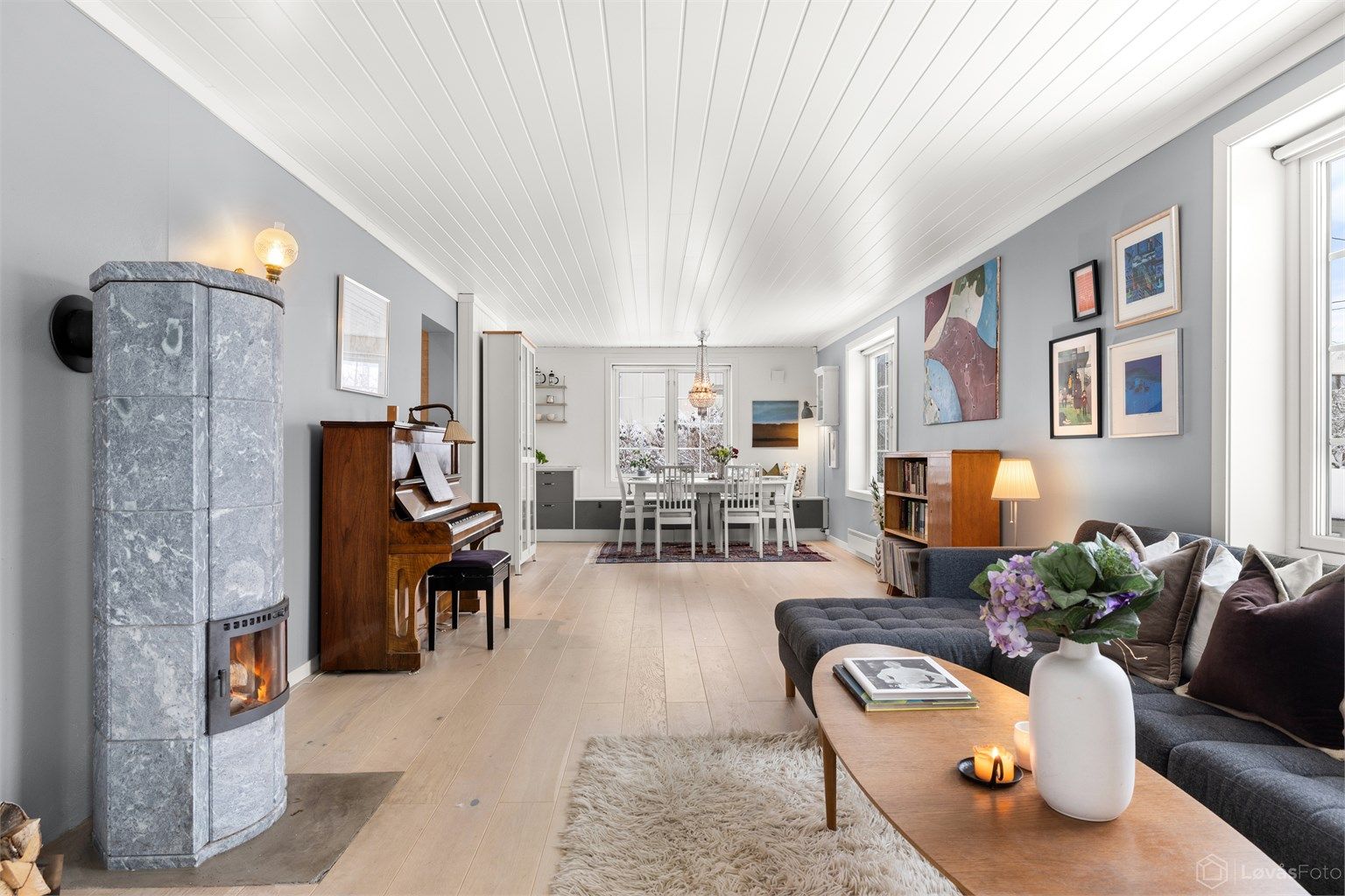 Den romslige hovedetasjen er skreddersydd for både hverdagsliv og sosiale sammenkomster. Store sprossede vinduer slipper inn rikelig med naturlig lys, samtidig som de byr på utsyn til hagen