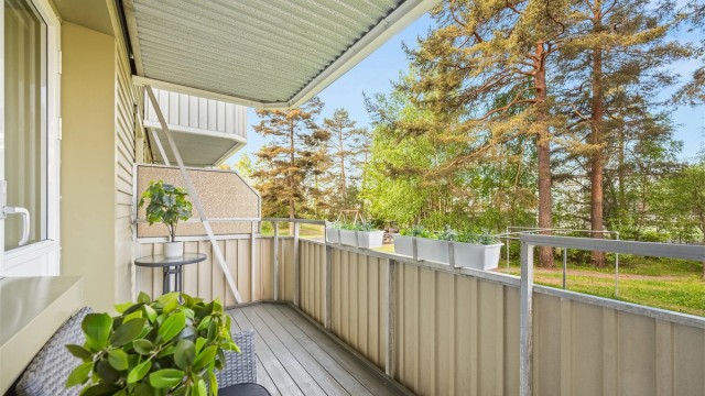 Velkommen til Vetlandsveien 73C - en lys og gjennomgående 2-roms andelsleilighet med stort potensial og rolig beliggenhet! Foto: Martine Eren Jacobsen