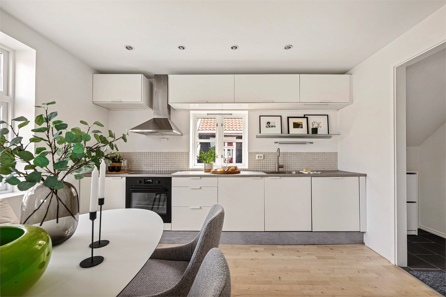 God plass til spisebord ved kjøkken. Spotter i tak .