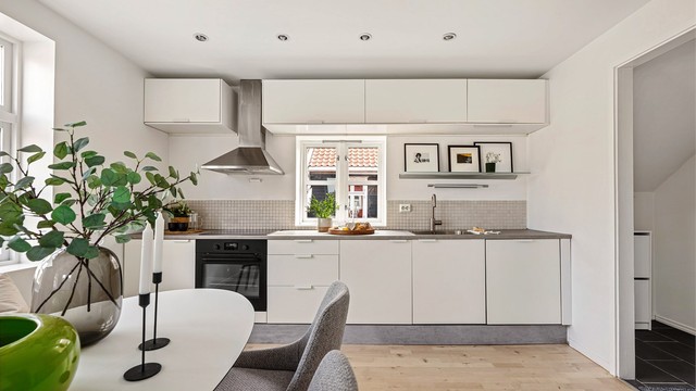 God plass til spisebord ved kjøkken. Spotter i tak .