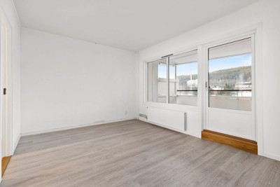 Malt og skiftet gulv i hele leiligheten i 2023