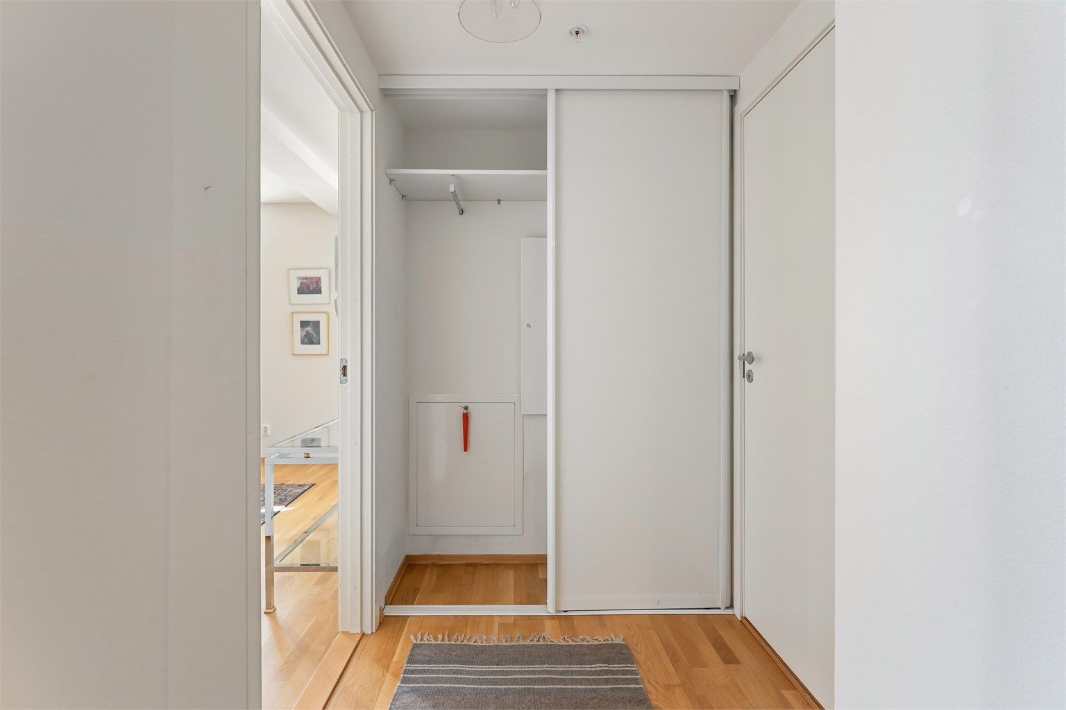 Entréen har en praktisk skyvedørsgarderobe for effektiv oppbevaring.