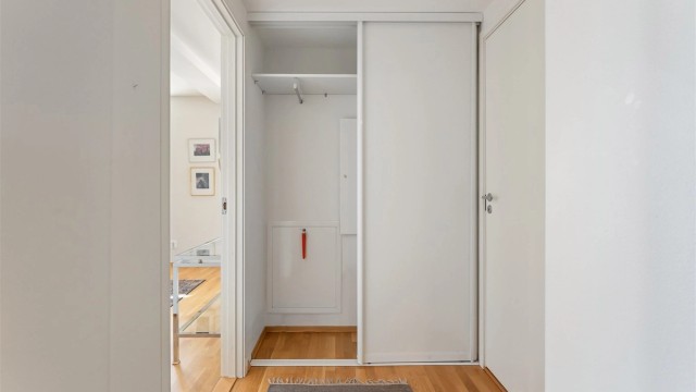 Entréen har en praktisk skyvedørsgarderobe for effektiv oppbevaring.
