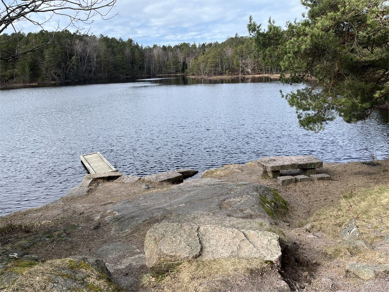 Hauslandstjenna, badeplass i gangavstand fra boligen, like ved lysløypa.