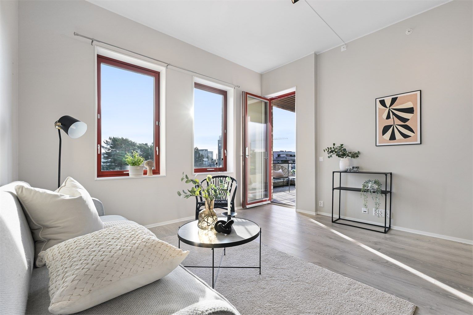 Godt med naturlig lys inn i leiligheten fra både vinduer og balkongdør