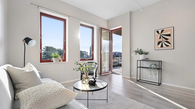 Godt med naturlig lys inn i leiligheten fra både vinduer og balkongdør