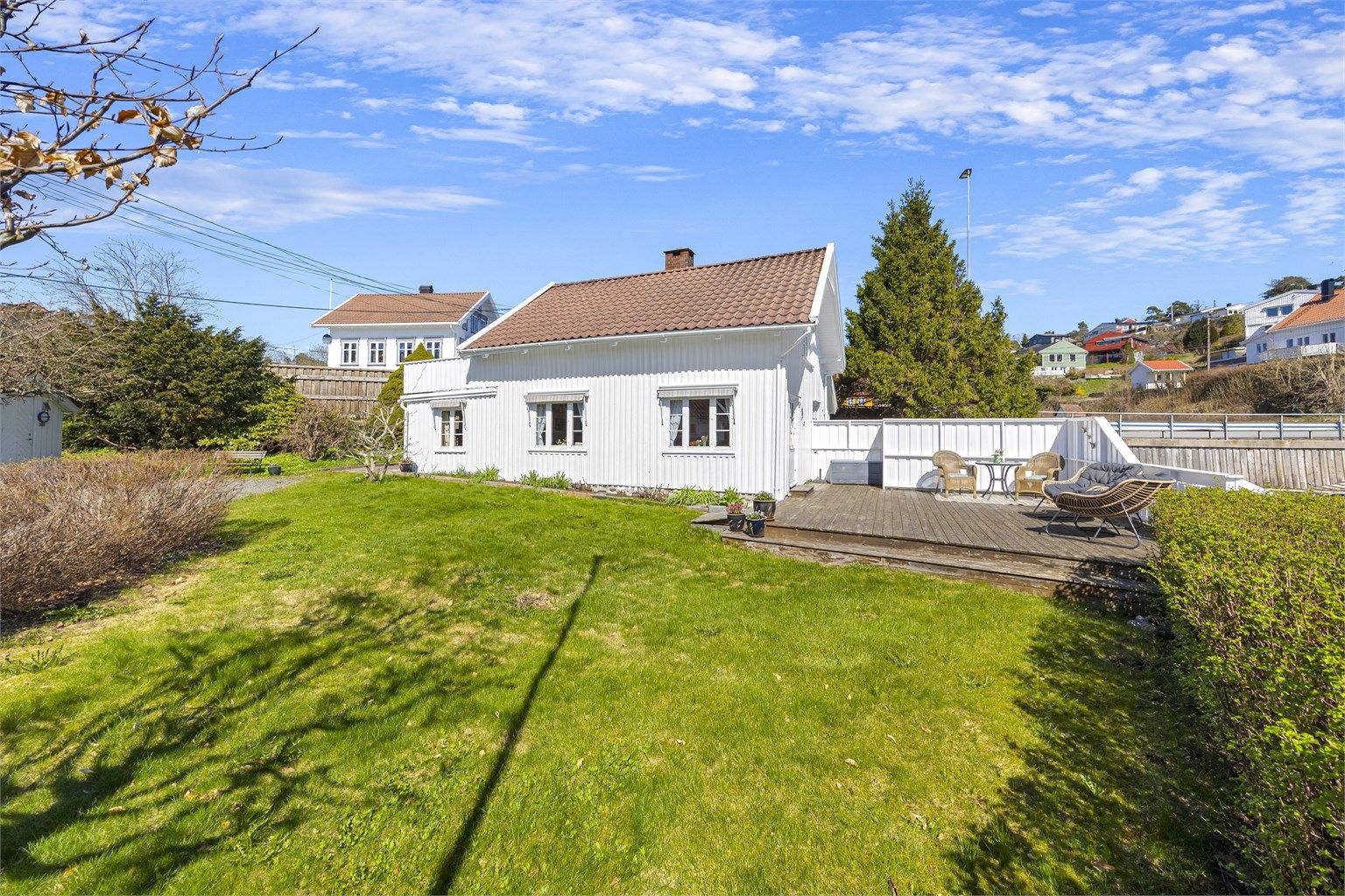 Eiendommen har stor hage og solrike omgivelser. 