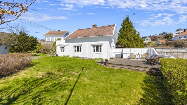 Eiendommen har stor hage og solrike omgivelser.