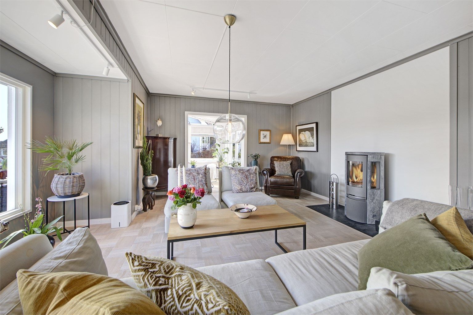 Stue 1 - lekker klebersteinsovn med glassfelt - gulv samt malte vegger i moderne farger