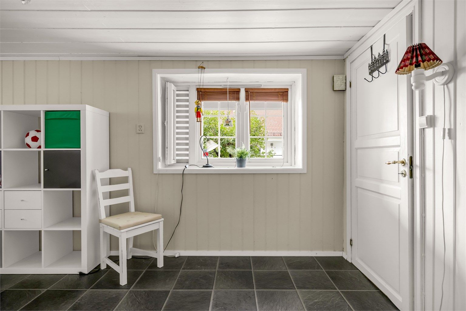 Boligen fremstår som velholdt, men med behov for noe modernisering, særlig i kjeller- og loftsetasjene.