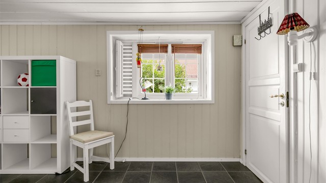 Boligen fremstår som velholdt, men med behov for noe modernisering, særlig i kjeller- og loftsetasjene.