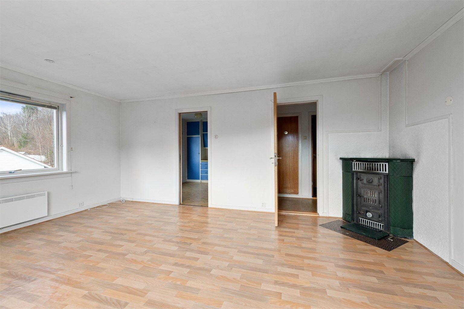 Også denne stuen har en eldre kamin som varmekilde