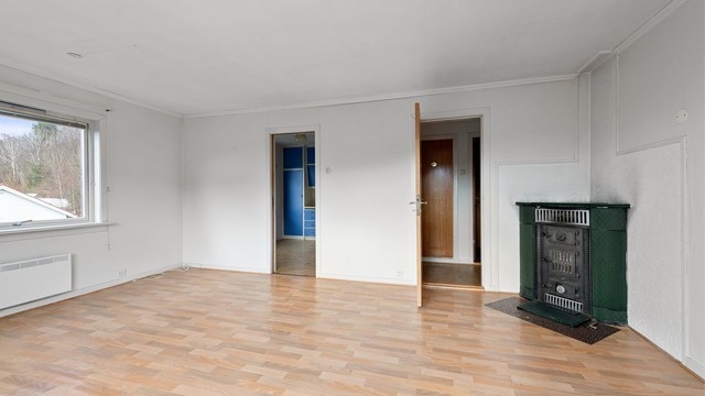 Også denne stuen har en eldre kamin som varmekilde