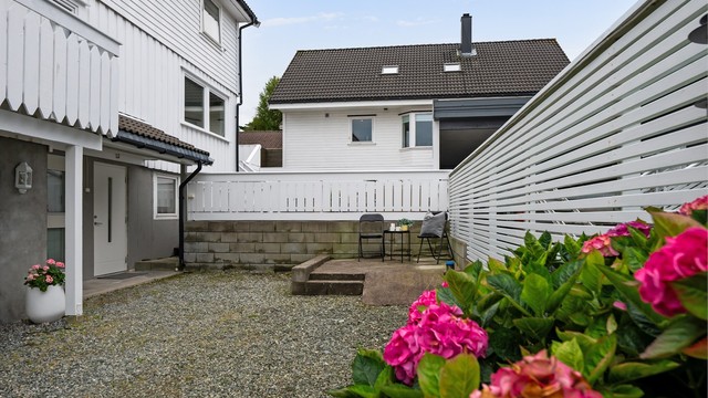 Boligen går over tre plan, der deler av underetasje er innredet som en hybel. Det er ikke søkt om godkjenning som en enhet, men rommene er godkjent til varig opphold.