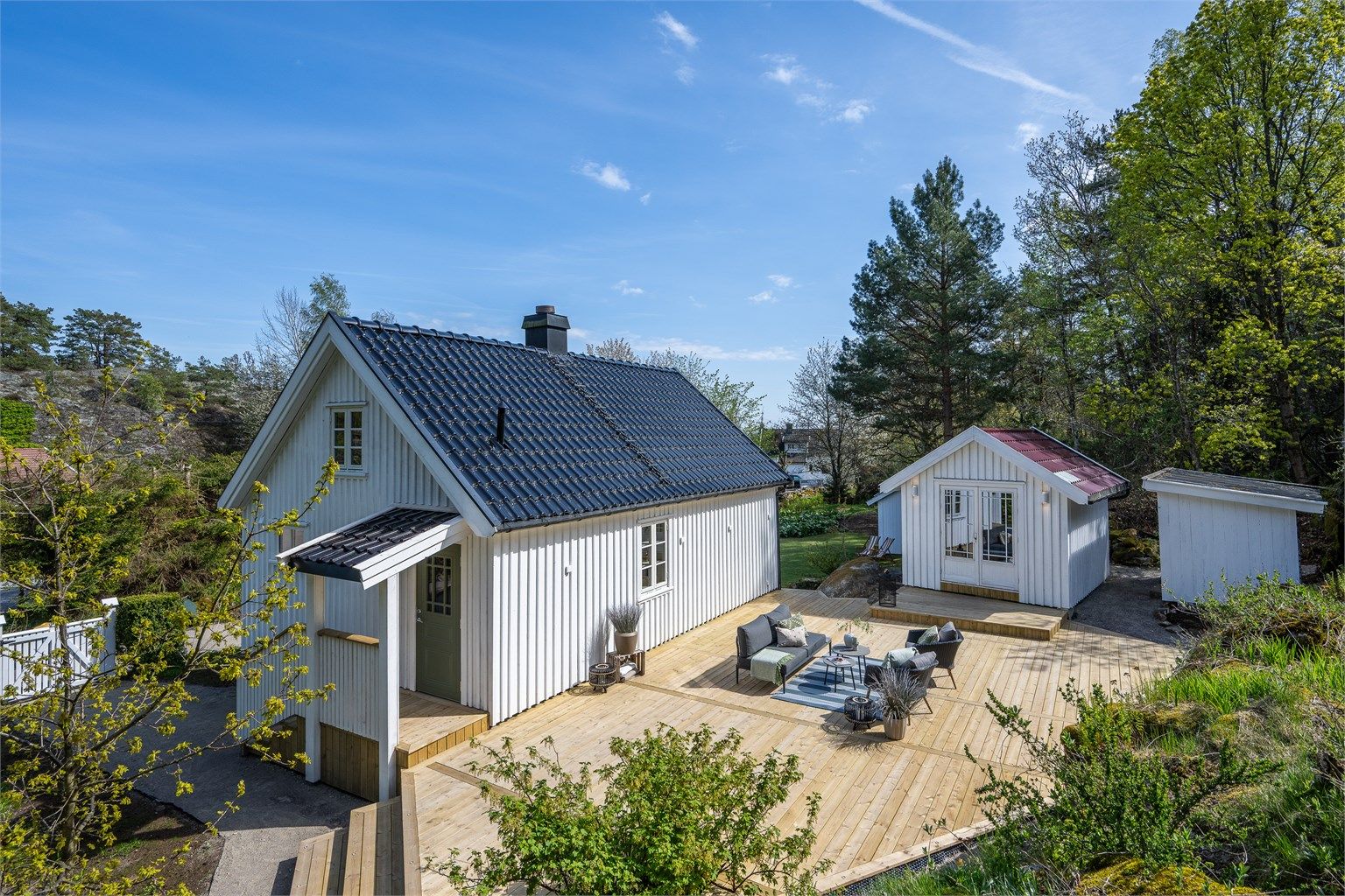 Eiendommen har en stor og innbydende markterrasse med god plass til utemøbler, grill og hyggelige sammenkomster. 