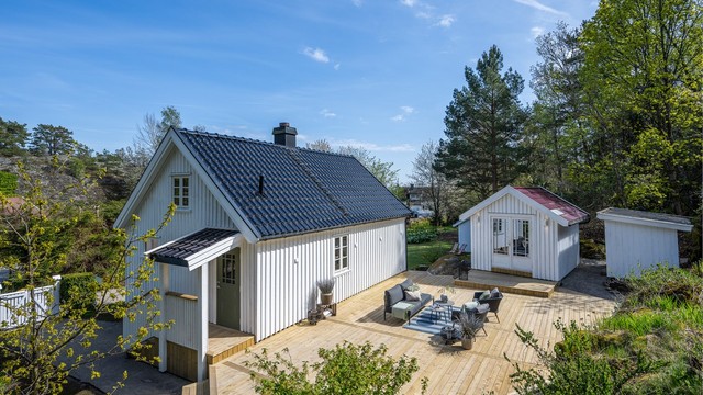 Eiendommen har en stor og innbydende markterrasse med god plass til utemøbler, grill og hyggelige sammenkomster.