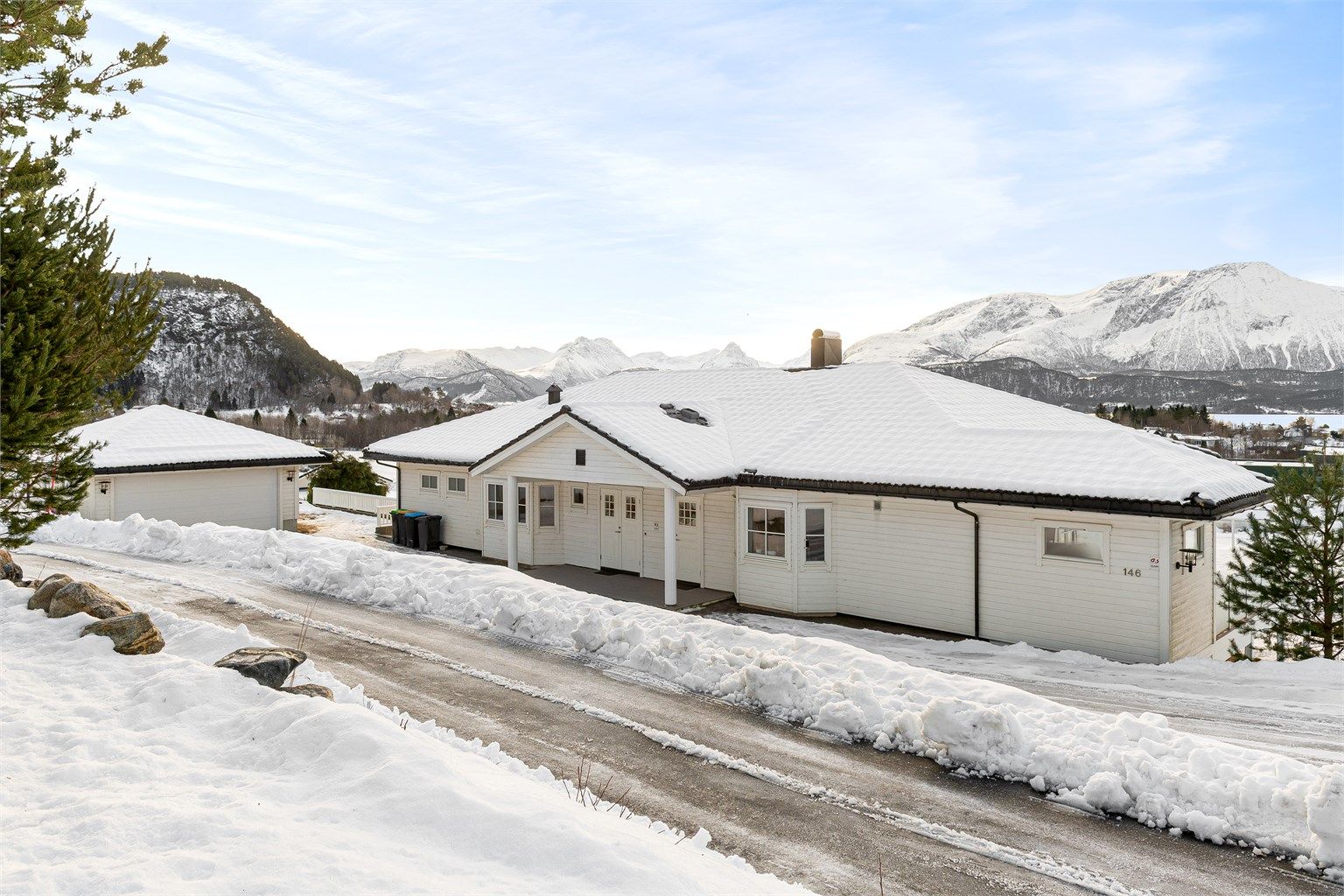 Eiendommen har god plass til parkering for flere biler på egen tomt.