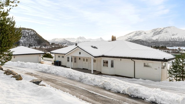 Eiendommen har god plass til parkering for flere biler på egen tomt.