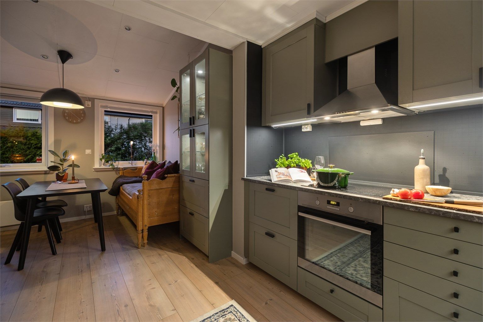 Lyst, attraktivt og påbygget rekkehus med nytt kjøkken og stor solrik terrasse og pen hage