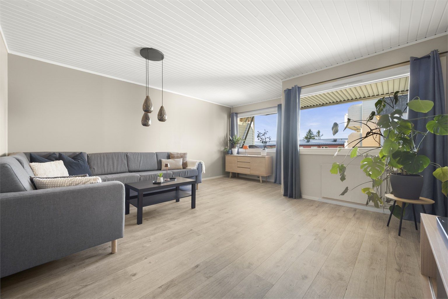 Stuen er av svært god størrelse, og det er plass til både en større sofagruppe, tilhørende tv-møblement og andre eventuelle løsninger man måtte ønske seg.