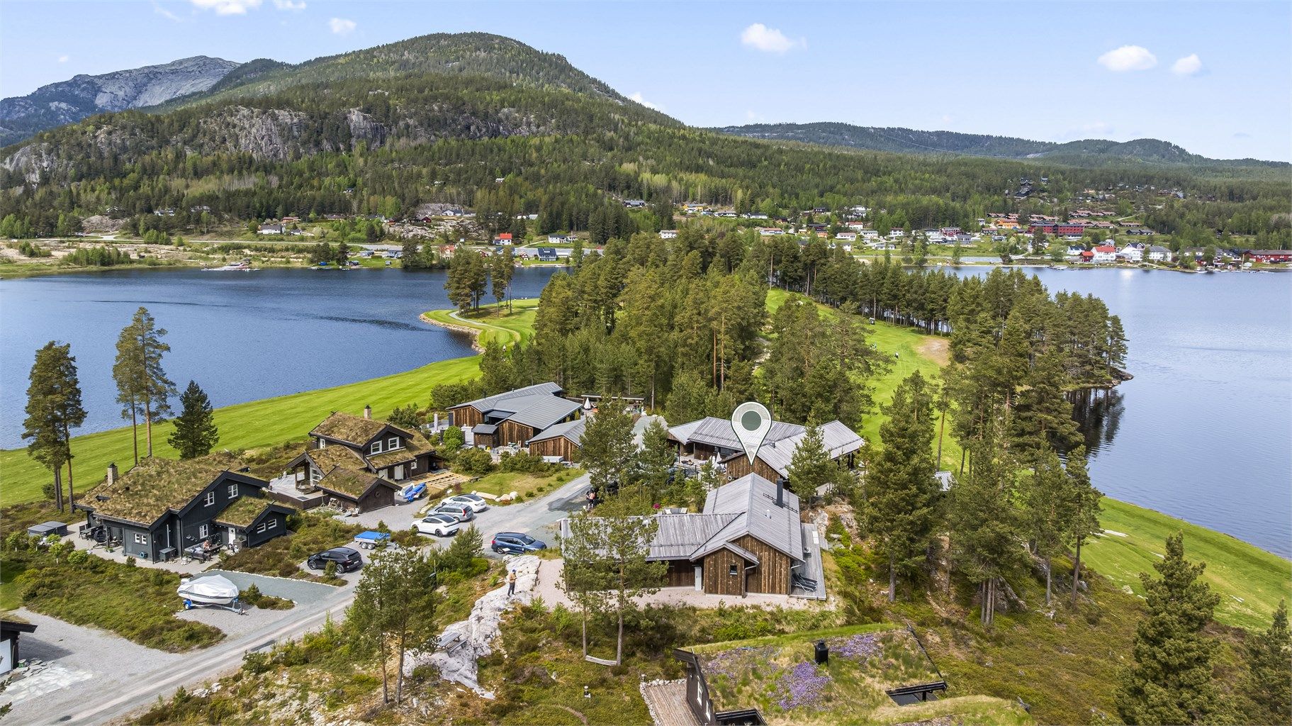 Eiendommen ligger usjenert til i en blindvei, med utsikt mot golfbanen og Nisser.
Foto: Fotograf Magik