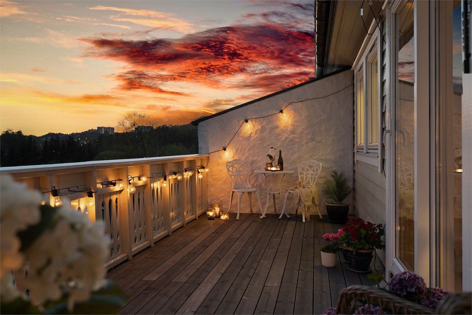 Hjertelig velkommen til Ture Nermans vei 134- et solrikt enderekkehus med hage i et meget ettertraktet borettslag! Presentert av Eiendomsmegler Krogsveen v/Ingvar Nypan