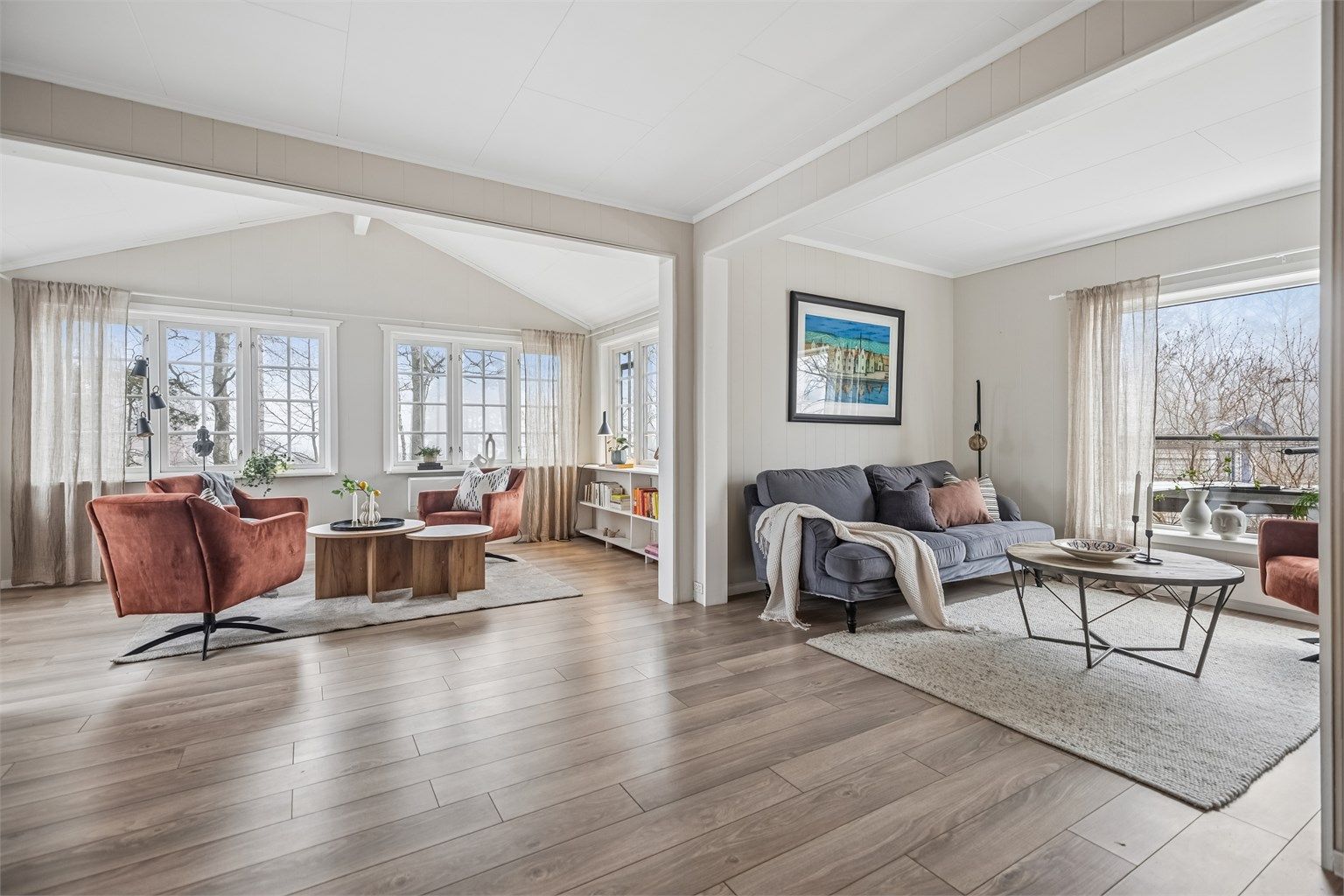 Boligen er malt innvendig i lyse, tidsriktige farger som gir deg frihet til å sette ditt personlige preg med møbler og dekorasjoner.