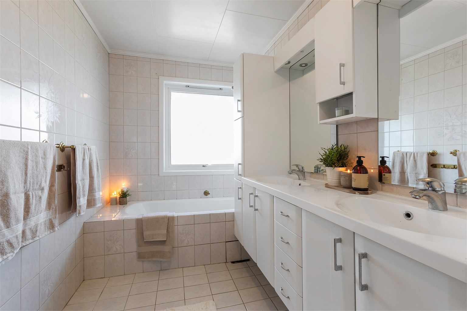 Hovedbadet er helfliset og har varmekabler. 