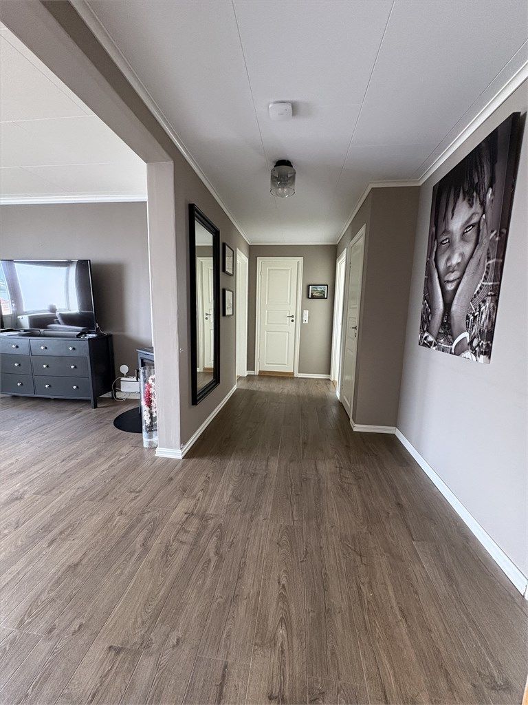 Leiligheten har et bruksareal (BRA-i) på 73 m² og består av gang, stue, kjøkken, bad, toalettrom, bod og to soverom. I tillegg medfølger to boder, en kjellerbod på ca. 7 m² og en loftsbod på ca. 3 m²