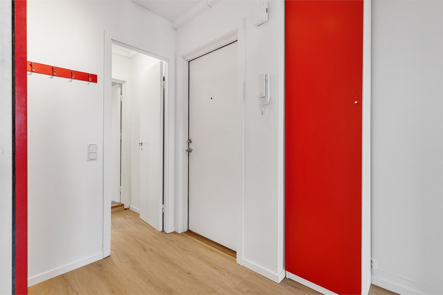 Romslig entré med god plass til garderobeskap for oppbevaring av ytterklær og sko. Fra entreen kommer man videre til kjøkkenet, soverom 3 og gangen som igjen leder til bad og toalettrom.