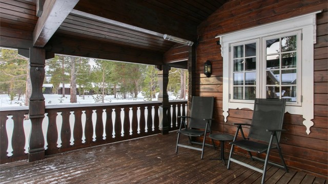 Romslig terrasse som er overbygd