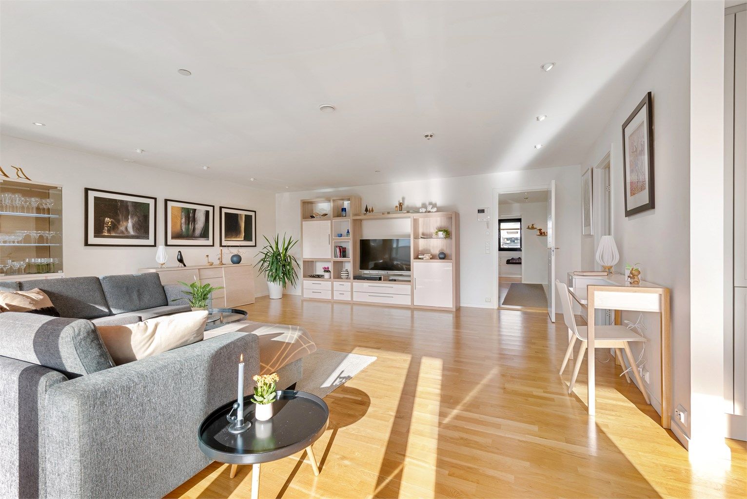 Fra stue/kjøkken mot gang