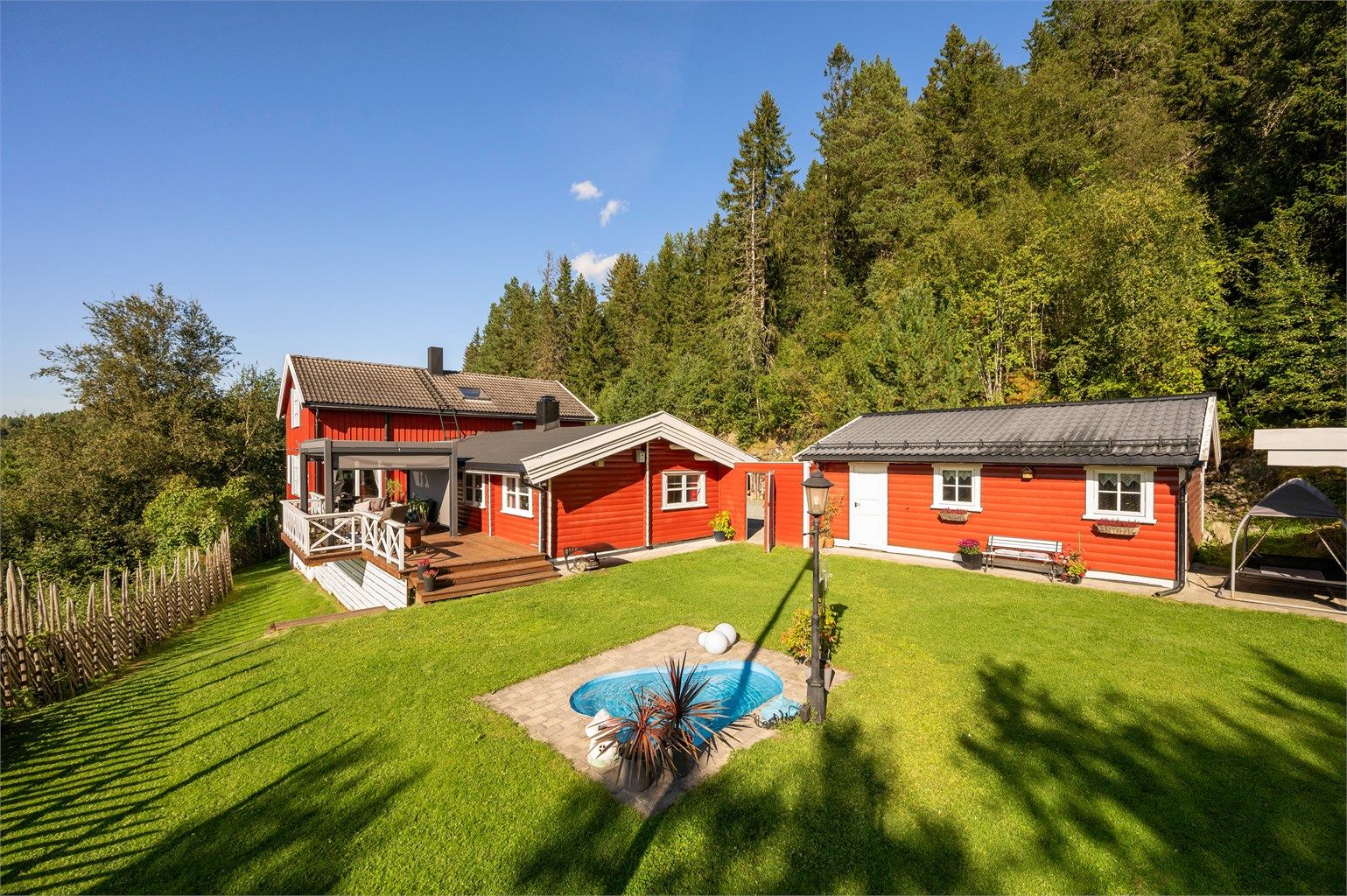 Stor og velholdt plen som gir gode lek- og oppholdsarealer.