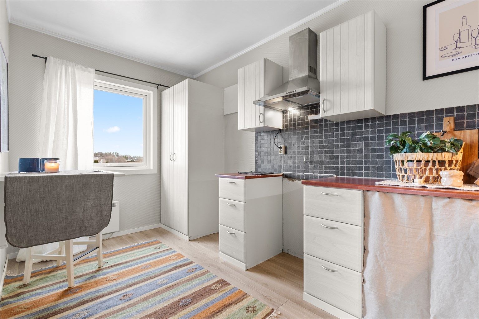 Kjøkken - vindu ved kjøkken som gir godt med lys inn