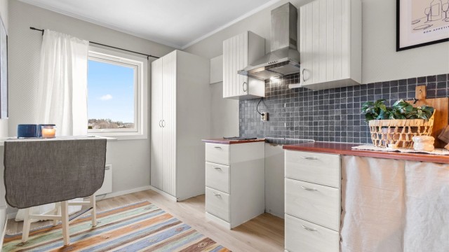 Kjøkken - vindu ved kjøkken som gir godt med lys inn