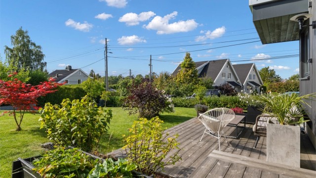 Terrasse på 14 m² med utgang fra det ene soverommet i første etasje.