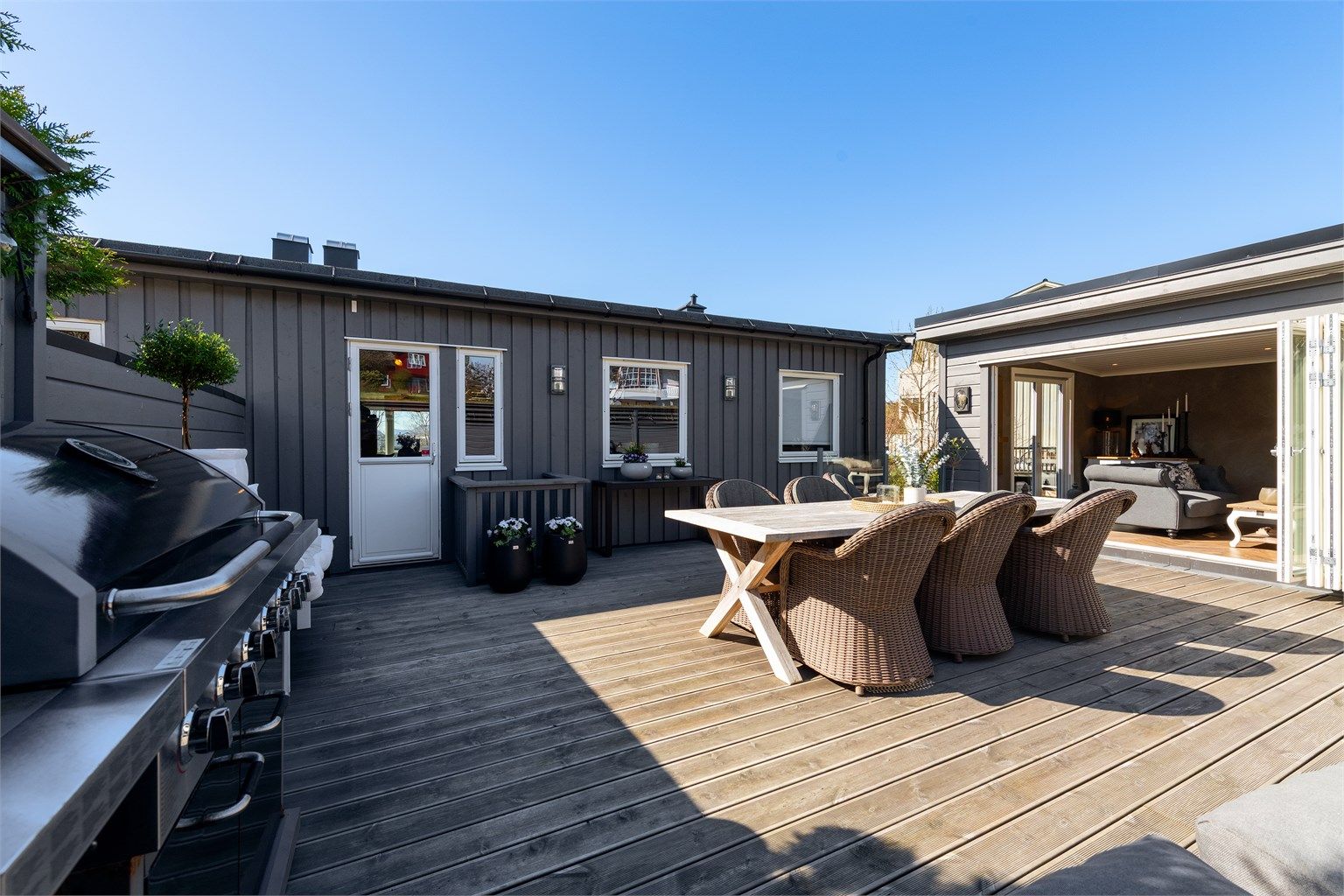 Terrassen på 46 m² er et naturlig samlingspunkt til grilling og sosialt samvær