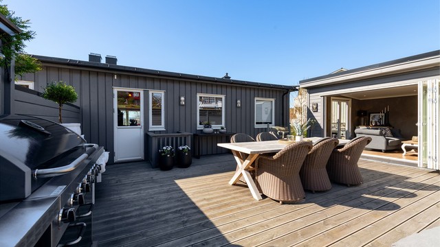 Terrassen på 46 m² er et naturlig samlingspunkt til grilling og sosialt samvær