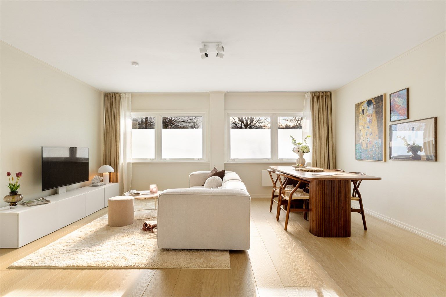 Stuen har en god soneinndeling mellom TV og spisestuen